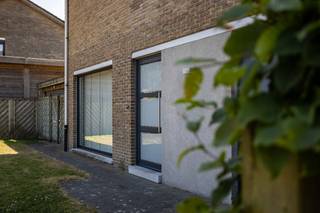 In een rustige en groene woonwijk in Gavere bevindt zich deze verzorgde gezinswoning op een mooi hoekperceel van 684 m². Als één van de weinige open bebouwingen in de straat geniet deze woning van extra ruimte, een aangename lichtinval en een gevoel van privacy. De combinatie van comfortabel wonen, een praktische indeling en een vlotte bereikbaarheid maakt dit een ideale gezinswoning.<br /><br />Via de inkomhal met apart gastentoilet kom je binnen in de lichtrijke woonkamer met gezellige zithoek en eetplaats. Aansluitend bevindt zich de volledig geïnstalleerde keuken, uitgerust met alle nodige toestellen zoals een koelkast, oven, microgolfoven, vaatwasser en gasfornuis. Naast de keuken bevindt zich een praktische bijkeuken, voorzien van aansluitingen voor een wasmachine en droogkast, wat zorgt voor extra comfort en bergruimte.<br /><br />De woning beschikt over een bewoonbare oppervlakte van 177 m² en biedt een aangename indeling met voldoende ruimte voor het hele gezin. Verder is er een inpandige garage met elektrische poort en extra bergruimte.<br /><br />Op de eerste verdieping bevinden zich vier ruime slaapkamers en een badkamer voorzien van een groot bad met douche, dubbele lavabo en een toilet.<br /><br />Buiten geniet je van een mooie en ruime tuin van maar liefst 550 m² met terras, waar je in alle rust kan ontspannen, spelen of genieten van gezellige momenten met familie en vrienden.<br /><br />Op energetisch vlak scoort deze woning goed met een EPC-label C, waardoor je comfortabel kan wonen zonder onmiddellijke renovatieverplichtingen.<br /><br />De ligging is een absolute troef: rustig wonen in een aangename woonomgeving met weinig doorgaand verkeer, terwijl je dankzij de nabijheid van de N60 geniet van een vlotte verbinding richting Gent, Oudenaarde en omliggende gemeenten.<br /><br />Troeven:<br />Open bebouwing op een mooi hoekperceel van 684 m²<br />Eén van de weinige vrijstaande woningen in de straat<br />Rustige en groene woonomgeving<br />177 m² bewoonbare oppervlakte<br />3 ruime slaapkamers<br />Praktische bijkeuken met aansluitingen voor wasmachine en droogkast<br />EPC-label C<br />Garage met elektrische poort<br />Ruime tuin van maar liefst 550 m² met terras<br />Vlotte bereikbaarheid via de N60<br /><br />Interesse in deze woning?<br /><br />Een bezoek is mogelijk mits voorafgaande afspraak.<br /><br />Bezoekdag: zaterdag 29/8 in namiddag - woensdag 2/9 van 16u tot 19u. <br /><br />Contacteer Simon Coens voor meer informatie of om een bezoek in te plannen:<br /><br />📞 0478 20 67 74<br />✉️ simon@cornelis-goeman.be<br /><br />Een afspraak kan ook aangevraagd worden via de website van Cornelis Goeman.