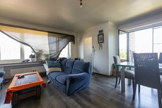 Centraal gelegen appartement van 94m² met 3 slaapkamers, kelder en garage (Energielabel B, elektriciteit goedgekeurd... ).(foto's via A. I. bewerkt. De ruimtes en vaste elementen werden behouden, de gerenderde foto's dienen enkel ter illustratie en geven een realistisch idee van hoe het appartement ingericht kan worden).