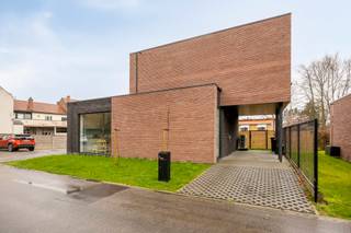 This newly built property (2025), featuring 3 bedrooms and 2 bathrooms, is situated in a prime location on the edge of the Meerdaalwoud...