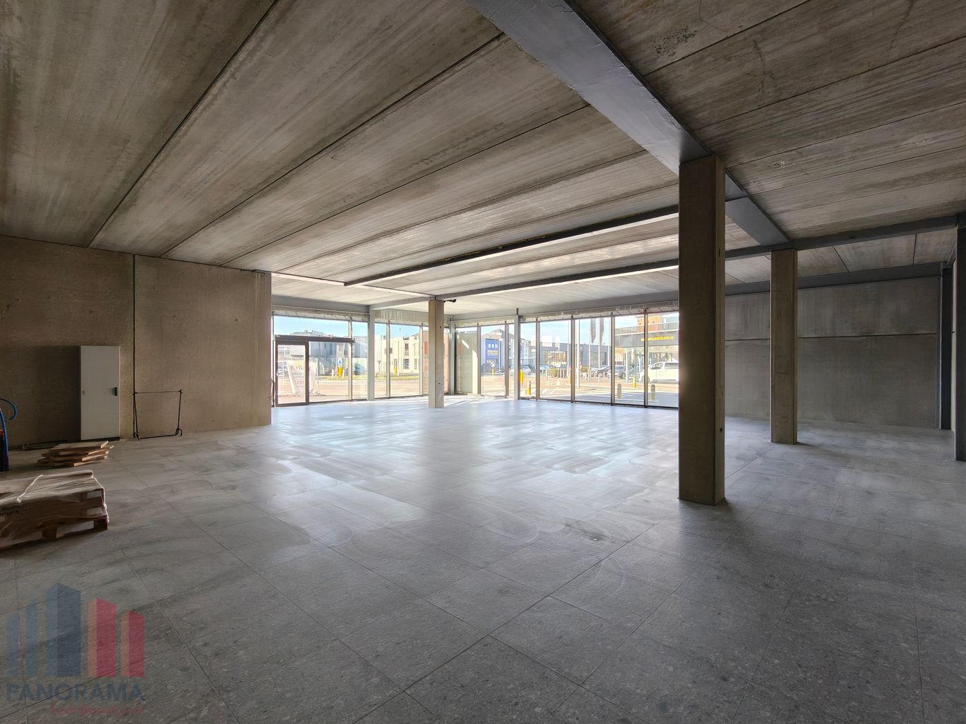 300 m² SHOWROOM/KANTOOR OP ABSOLUTE TOPLOCATIE IN ZEDELGEM - foto 4