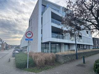 Uitstekend gelegen recent appartement met 1 slaapkamer gelegen vlakbij het station van Herent in de nabije omgeving van Leuven en autostrade.Het...