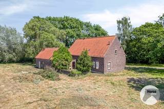 <strong>DEINZE - Karaktervolle hoeve op een unieke locatie van 8.430 m²</strong><br />EERSTE BEZOEKDAG ZONDAG 13/09 VANAF 9U (enkel op afspraak!)<br /><br />Te midden van de uitgestrekte velden bevindt zich deze uitzonderlijk gelegen, karaktervolle hoeve op een royaal perceel van liefst 8.430 m². Een zeldzame eigendom waar rust, ruimte en natuur centraal staan, gecombineerd met een vlotte bereikbaarheid.<br /><br />De voormalige boerderij dateert van circa 1850 en straalt authenticiteit en karakter uit. Dankzij de gunstige oriëntatie geniet de woning van een aangename natuurlijke lichtinval en biedt het domein volop mogelijkheden om optimaal van de tuin en de omliggende natuur te genieten. Zowel aan de voor- als achterzijde bevinden zich ruime, groene buitenzones en er is bovendien voldoende parkeergelegenheid aanwezig.<br /><br />De eigendom bestaat uit twee volwaardige gebouwen.<br />De oorspronkelijke hoevewoning beschikt over een opp. van circa 230 m² en telt momenteel 4 slaapkamers en een badkamerruimte. De royale volumes en bestaande indeling bieden tal van mogelijkheden om de woning verder te renoveren en volledig naar eigen smaak in te richten.<br />Daarnaast bevindt zich op het perceel een kwalitatieve stal van circa 225 m², gebouwd in 2012 en momenteel ingericht als paardenaccommodatie. Samen bieden beide gebouwen maar liefst 455 m² bruikbare vloeroppervlakte.<br /><br />De combinatie van de authentieke hoeve, de ruime oppervlaktes, het grote perceel en het aanwezige bijgebouw vormt een bijzonder interessant uitgangspunt voor wie op zoek is naar een eigendom met karakter én potentieel.<br />Er bestaat tevens de mogelijkheid om extra weides aan te kopen op wandelafstand van de eigendom.<br /><br />Een absolute meerwaarde is de uitzonderlijke ligging. De hoeve bevindt zich op wandelafstand van het Afleidingskanaal van de Leie en wordt volledig omgeven door open velden. Hier geniet u van een bijzonder gevoel van vrijheid, rust en privacy, zonder volledig afgelegen te wonen.<br />Een unieke opportuniteit voor wie droomt van een authentieke hoeve op een bijzondere locatie, met veel grond, ruime gebouwen en tal van mogelijkheden.<br />Interesse? Neem gerust contact op via 053/60.65.60 voor meer informatie of plan uw bezoek. Wij leiden u graag persoonlijk rond.<br /><br />De vermelde prijs is een richtprijs. Na ontvangst van de biedingen zal de verkoper beslissen of hij/zij de eigendom verkoopt aan het beste bod. De richtprijs is aldus niet bindend voor de verkoper. Voor meer info kunt u ons contacteren of het reglement raadplegen op onze website.
