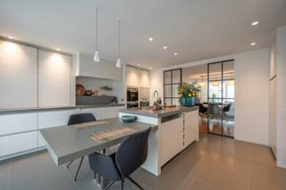 Superbe appartement duplex-mezzanine avec une largeur de façade de 11 mètres.Disposition :Au 4e étage se trouve un hall d’entrée spacieux avec...