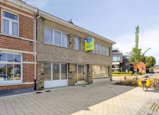 Deze ruim ingedeelde woning met vier slaapkamers bevindt zich op een hoekperceel van 338m², gelegen nabij het centrum.<br /><br />De inkomhal geeft toegang tot zowel de lichtrijke woning met parket, als tot de keuken met achterinkom en toegang tot de royale kelder met aangrenzende kruipruimte.<br />Aansluitend bij de keuken treffen we de berging/wasruimte met apart toilet en bijkomende achteringang, alsook de inpandige garage.<br /><br />Op de verdieping bevinden zich de vier volwaardige slaapkamers, de badkamer met ligbad, toilet en lavabo, en is er via een vaste trap toegang tot de zolder.<br /><br />De tuin is omheind d.m.v. een schutting en deels door struikgewas, en biedt de mogelijkheid om het eigendom via de achterzijde te betreden.<br />Voor de woning is er eveneens openbare parkeergelegenheid en bevindt er zich vlakbij een bushalte.<br /><br />Specificaties:<br />- c.v. op aardgas - Vaillant gaswandketel (2020)<br />- EPC: E-label - 454 kWh/(m² jaar)
