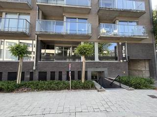 De ruimte is ingedeeld met een aparte vergaderruimte, een nette kitchenette en enkele afzonderlijke burelen. Het aangename terras zorgt voor extra licht en een fijne pauzeplek. In de buurt is er voldoende parkeergelegenheid voor medewerkers en bezoekers.Troeven:- Centraal gelegen- Aparte burelen en vergaderruimte- Kitchenette en terras- Voldoende parking in de omgevingBent u op zoek naar bedrijfsvastgoed bestaande uit een kantoor te huur in Waregem? Aarzel dan zeker niet om ons te contacteren op het nummer 056 21 11 11.