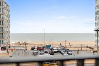 In het prestigieuze gebouw The Crystal Residence in de Troonstraat 226 te Oostende bevindt zich dit modern en luxueus afgewerkt appartement met prachtig zeezicht. Gelegen op de derde verdieping van deze recente residentie combineert dit appartement hedendaagse elegantie met een unieke kustervaring, vlak bij de zeedijk, het centrum, winkels en openbaar vervoer.<br /><br />Het appartement beschikt over een ruime, lichtrijke leefruimte met toegang tot het grote terras, waar je kan genieten van een schitterend uitzicht op zee. De open, volledig ingerichte keuken is uitgerust met moderne toestellen en vormt samen met de woonkamer een aangename leefruimte. Vanuit zowel de leefruimte als de slaapkamer heb je rechtstreeks zicht op zee.<br /><br />De slaapkamer biedt eveneens toegang tot het terras. Indien gewenst kan kan er een tweede slaapkamer gemaakt waar er momenteel een dressing is voorzien. <br />Verder is er een stijlvolle badkamer met inloopdouche en lavabo, een apart toilet en een praktische technische berging.<br /><br />Het gebouw beschikt over een gemeenschappelijk zwembad, een extra troef voor wie houdt van ontspanning en comfort.<br /><br />Belangrijkste troeven:
<ul>
	<li>Terras met frontaal zeezicht</li>
	<li>Hedendaagse, instapklare afwerking</li>
	<li>Centrale ligging nabij dijk en centrum</li>
	<li>Mogelijkheid tot aankoop van een parkeerplaats in de residentie</li>
	<li>Praktisch:</li>
	<li>Bewoonbare oppervlakte: 64 m² + terras</li>
	<li>EPC: 105 kWh/(m² jaar) </li>
	<li>Verkoop onder BTW-stelsel in volle eigendom</li>
	<li>Een stijlvol appartement dat luxe, rust en zeezicht perfect weet te combineren.</li>
</ul>