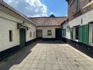 Op een boogscheut van centrum Zottegem bevindt zich deze charmante woning met tal van mogelijkheden in het landelijke Erwetegem. De woning vraagt...