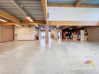 CASALINA Real Estate propose à la vente en exclusivité : Rez-de-chaussée commercial de +/- 385m² ENTIÈREMENT RÉNOVÉ en 2014, offrant de...