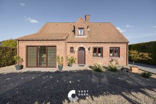 Opgeknapte gezinswoning met 3/4 slaapkamers gelegen op een onderhoudsvriendelijk perceel van 9 are 27 ca.<br />Deze woning is gelegen op wandelafstand van het centrum Kaulille en in goede verbinding met Bree, Peer en Hamont-Achel.<br />Ook de Nederlandse grens bevindt zich op maar liefst 6,5 km van de woning. <br /><br />Het pand beschikt over een zeer praktische indeling waardoor u vanuit de leefruimtes steeds zicht hebt op de riante tuin. Ideaal voor een gezin met kinderen.<br />Op zoek naar een praktijkruimte om mensen aan huis te kunnen ontvangen? Dan geniet je van een ruime kamer van 30m² om deze verder in te richten naar jouw wensen.<br />Het pand werd steeds met liefde onderhouden en recent voorzien van een nieuwe vloer in de living en badkamer op de eerste verdieping.<br />Mits kleine aanpassingen kan je een toekomstbestendig karakter creëren op de gelijkvloerse verdieping.<br /><br />De tuin is voorzien van twee ruime bergingen en is het heerlijk vertoeven onder de overkappingen.<br />Voldoende bergruimte is dus verzekerd!<br /><br />Indeling: (plan onder documenten)<br /><br />Gelijkvloers:<br />+ Inkomhal met apart toilet<br />+ Zithoek met inbouwcassette (hout)<br />+ Eethoek met zicht op de tuin<br />+ Eikenhouten keuken met vaatwasser<br />+ Polyvalente ruimte van 30m²!<br />+ Wasplaats/ achter inkomhal<br /><br />1ste verdieping:<br />+ Nachthal<br />+ Slaapkamer 1<br />+ Slaapkamer 2<br />+ Ruime slaapkamer 3<br />+ Op de slaapkamers zijn airco's aanwezig<br />+ Badkamer met toilet en douche<br /><br />2de verdieping:<br />+ Bergzolder toegankelijk via een luik<br /><br />Benieuwd naar deze woning en zijn mogelijkheden?<br />Neem contact met ons op en we helpen u graag dichtblij verder!