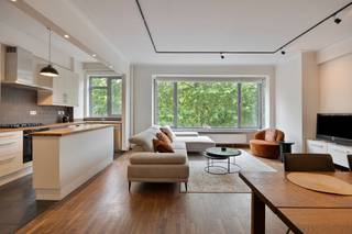 Ontdek dit schitterende appartement te koop in het hart van Antwerpen, met rustgevend zicht op bomen. Dit ruime appartement van 110 m² op de derde verdieping biedt een uitzonderlijke woonervaring in de bruisende stad Antwerpen.Indeling:- inkomhal- lichtrijke woonkamer op parket- ingerichte keuken - masterbedroom aan de rustige achterzijde met volledig ingemaakte kasten en toegang tot het eerste terras- open bureauruimte in de gang- tweede slaapkamer, ideaal als kinderkamer of logeerkamer met toegang tot het tweede terras- moderne badkamer met douchebad en lavabo- apart toilet- praktische kelderDit appartement is ideaal voor wie op zoek is naar een instapklare woning op een gewilde locatie. De nabijheid van winkels, restaurants en cultuur maakt wonen hier bijzonder aantrekkelijk. Zoek je een appartement te koop in Antwerpen? Dan is dit een unieke kans.Bent u geïnteresseerd in een appartement of woning te koop in Antwerpen? Aarzel dan niet om ons te contacteren. Had u graag uw eigen eigendom te koop aangeboden contacteer ons dan voor een vrijblijvende schatting, telefonisch op het nummer 03/206.76.76 of per mail naar antwerpen@dewaele.com.Ook voor alle andere vragen omtrent vastgoed, kopen of verkopen kan u steeds bij ons terecht!Bestuursmaatregelen in het maatregelenregister: nee