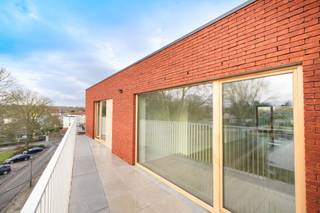 <p>Ruim en licht penthouse, ideaal voor een gezin of koppel. Grote leefruimte van 46m² met toegang tot een gezellig terras, perfect voor ontspanning. Moderne open keuken, twee comfortabele slaapkamers, stijlvolle badkamer, aparte toilet en berging. De lift komt rechtstreeks uit in het appartement voor optimale privacy. Future Proof afgewerkt (EPC B+), energiezuinig en duurzaam. Perfecte combinatie van ruimte, comfort en praktisch wonen, met alle voordelen van de stad binnen handbereik.<br />Mogelijhkeid 6% btw + abattement. Verkoop kelder en parkeerbox verplicht.</p>