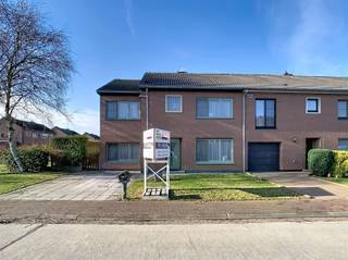 CO IMMO VERKOOPT MOOIE 3-GEVEL WONING MET POTENTIEEL! Prachtig gelegen in een rustige, residentiële woonwijk in het centrum van Steenokkerzeel.De...