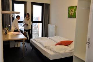 <p><span>Zoekt u een toegankelijke investering met een sterk rendement? Deze moderne kamer wordt momenteel via een hostel-formule (the "ASH") verhuurd en is zonder enige twijfel de perfecte investering. <br /><br />Deze kamer 3.05<span> </span>beschikt over een gewaarborgd huurinkomen en bedraagt dit jaar <span>588.87 euro</span>. Dit wordt telkens jaarlijks geïndexeerd. Er is een beheerder aanwezig in het gebouw die de kamers volgens eigen inzicht mag verhuren, en dit op zijn minst tot en met 2034. Op deze manier hoeft u als eigenaar geen actie te ondernemen en ontvangt u het gewaarborgde huurinkomen.</span></p>
<p><span>Deze kamer is gelegen in een recent gebouw en bevindt zich vlakbij de Universiteit Antwerpen en de AP Hoge school.</span></p>
<p><span>Iets verderop komt u trouwens rechtstreeks uit op de populaire Ossenmarkt. </span></p>
<p><span>En met de fiets bent u op een wip aan het centraal station van Antwerpen. De fiets kan u overigens vlotjes kwijt in de gemeenschappelijke fietsenberging in het gebouw.</span></p>
<p><span>De kamers beschikken over een eigen doucheruimte met apart toilet. Aanschuiven aan een gedeelde badkamer of toilet hoeft hier dus niet.</span></p>
<p><span>De zeer ruime en goed uitgeruste keuken én gezellige binnentuin zijn gemeenschappelijk.</span></p>
<p><span>Interesse in deze zéér interessante opbrengsteigendom? </span></p>
<p><span>Een buitenkans die zich niet vaak voordoet, dus kom zeker eens kijken!<br /><br />Er zijn meerdere kamers beschikbaar. Indien u meerdere kamers wenst aan te kopen, kunnen wij u een voordeligere vraagprijs aanbieden.<br /></span></p>
<p><span>Vg, Wg, vkr, Gmo, Gvv, geen overstromingsgevoelig gebied</span></p>
