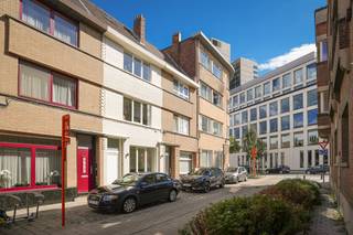 Karaktervolle en grondig gerenoveerde woning vlak bij Gent-Sint-Pieters<br /><br />Op een fantastische plek in Gent vlakbij het vernieuwde station, het historische centrum en verschillende parken, staat deze verrassend ruime woning (170 m²). Het pand uit 1939 kreeg dit jaar een complete renovatie, met als resultaat een fris, lichtrijk huis waar zo kan ingetrokken worden. <br /><br />Begane grond: binnenkomen gebeurt via de inkomhal met authentieke trap, die leidt naar de leefruimte en eetkamer. De afzonderlijke keuken sluit vlot aan op de eetkamer. Beide ruimtes geven direct toegang tot de gezellige koer.<br /><br />Eerste verdieping: een grote eerste slaapkamer en een royale badkamer met dubbele wastafel, ligbad en inloopdouche.<br /><br />Tweede verdieping: twee volwaardige slaapkamers.<br /><br />Bovenste verdieping: een vierde slaapkamer met het comfort van een eigen douchekamer, ideaal als gastenverblijf, tienerkamer of bureau.<br /><br />Kelder: een droge en praktische kelder voor extra opbergruimte.<br /><br />De Tenderstraat plukt volop de vruchten van de opwaardering van de stationsbuurt. Dat maakt dit niet alleen een aangename woonplek, maar ook een slimme investering voor de toekomst.<br /><br />Bestuursmaatregelen in het maatregelenregister: nee