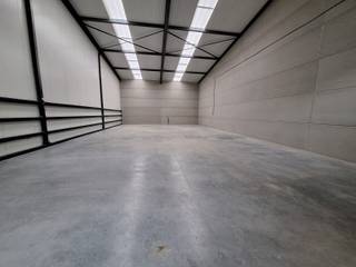 In Gijverinkhove (deelgemeente van Alveringem) bieden wij u deze ruime KMO-unit aan geschikt voor opslag, hobby of KMO bedrijvigheid. De ligging...