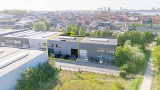 In industriepark Spuikom vinden we deze loods van meer dan 300m² met als enige binnen deze zone een goedkeuring voor woonst. Dit luxueus...