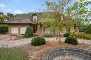 Wie diep graaft, vindt goud — en dat geldt ook voor deze woning!Onder de woning ligt een indrukwekkende kelder van bijna 170 m² met een nuttige...