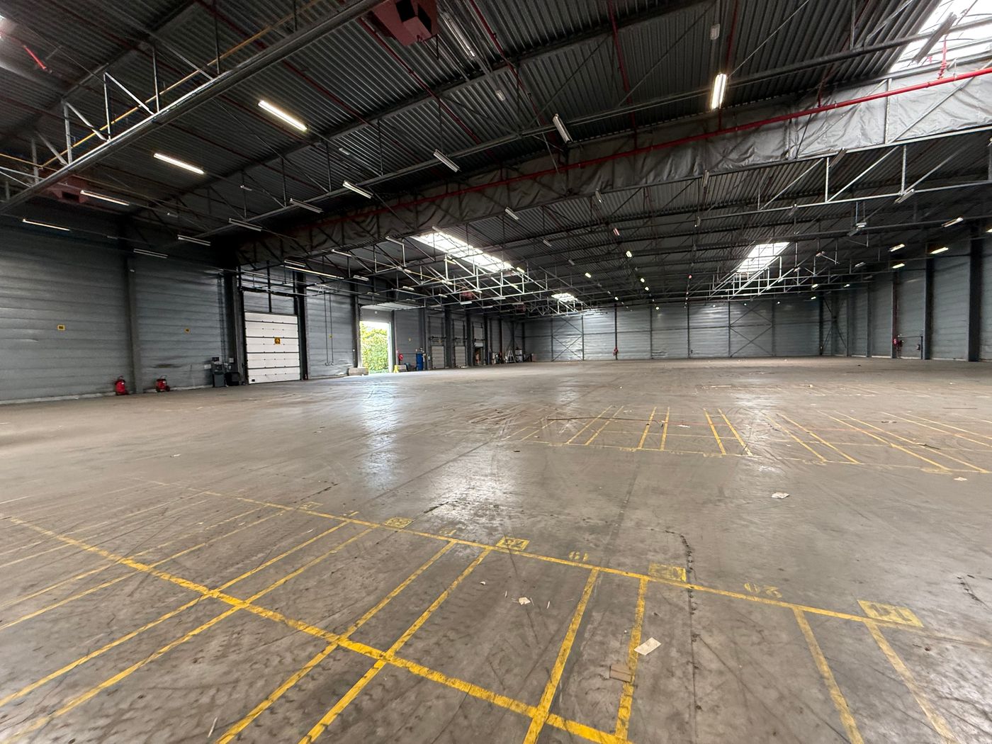 9000 m² opslagruimte met kantoor op toplocatie vlakbij de R4 - foto 4