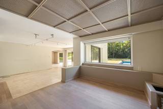 In de rustige en groene Kasteeldreef te Schilde vindt u deze ruime vrijstaande villa op een mooi perceel met zwembad, dubbele garage en veel potentieel. De woning is degelijk gebouwd en biedt een functionele indeling met volop ruimte voor een gezin, hobby of thuiswerk.<br />Op het gelijkvloers komt u binnen via een inkomhal met marmeren vloer. De leefruimte is ingedeeld in verschillende zones: een zithoek met haardvuur en zicht op de tuin, een verhoogde bar en een tweede leefhoek. Vanuit deze ruimtes is er directe toegang tot de tuin. De keuken kijkt uit op het groen en heeft eveneens een deur naar buiten.<br />Verder zijn er op het gelijkvloers een was- en droogberging met extra opbergruimte, een aparte zithoek met tuintoegang, een toilet met lavabo, en toegang tot de kelder. De kelderverdieping beschikt over meerdere droge kelders, een extra kast, wateraansluiting en de gasmeter.<br />Op de eerste verdieping bevinden zich drie ruime slaapkamers, een badkamer met dubbele lavabo en bad, en een apart toilet. De grote master bedroom heeft een ensuite badkamer (ligbad, dubbele lavabo), een aparte dressing en een terras. Op deze verdieping vindt u ook een vierde slaapkamer met een klein lavabootje, een sauna, douche en een tweede apart toilet.<br />De tuin is volledig omsloten en beschikt over een groot zwembad. Er is een ruime oprit met automatische poort en een inpandige garage voor twee wagens. Aan de zijkant van het huis is een aparte toegang tot bergruimte voor zwembadmateriaal. Daarnaast grenst er aan het huis een poolhouse met een vestiaire, opbergruimte, grote ontspanningsruimte, douche, toilet, lavabo en omkleedruimte.<br />Deze woning is solide, biedt veel mogelijkheden, maar vraagt hier en daar wat opfrissingswerken.
