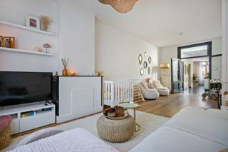 Karaktervolle woning met zonnige tuin in hartje Schoten!<br />Bent u op zoek naar een instapklare woning waar historische charme en hoogwaardige, moderne afwerking samenkomen? Deze prachtig onderhouden woning (ca. 180 m² bewoonbaar) in Schoten verrast door haar lichtinval en uitstekende energetische prestaties (EPC B).<br /><br />Toplocatie: Rust in het centrum<br />Gelegen in een fijne straat met aangename buren, bevindt deze woning zich op een plek waar u alles te voet kunt doen: het bruisende centrum, scholen, restaurants en cafeetjes liggen om de hoek. Bovendien liggen zowel Park Vordenstein als het Gemeentepark op wandelafstand.<br /><br />Indeling<br />Gelijkvloers: Design ontmoet authenticiteit<br />U wordt verwelkomd in een prachtige inkomhal met originele cementtegels, stijlvolle lambrisering en een gastentoilet met authentiek glas-in-lood. De leefruimte op warme parketvloer straalt rust uit. Zwarte dubbele deuren leiden naar de eyecatcher: een royale, modern-landelijke leefkeuken, volledig uitgerust en met directe toegang tot een praktische wasberging.<br /><br />Eerste verdieping: Ruimte en licht<br />Hier bevindt zich de indrukwekkende masterbedroom met hoge plafonds en overvloedig daglicht. De sfeervolle badkamer beschikt over een authentiek ligbad op pootjes, een douche, tweede toilet en lavabomeubel.<br /><br />Tweede verdieping<br />De bovenste verdieping herbergt twee volwaardige, lichte kinderkamers.<br /><br />Tuin &amp; Buitenruimte<br />De zuidwest georiënteerde tuin biedt de hele dag zon. Achteraan bevindt zich een handige tuinberging van ca. 15 m².<br /><br />De belangrijkste troeven:<br />Energiezuinig: EPC-label B, inclusief zonnepanelen en airconditioning.<br /><br />Stijlvolle afwerking: Lambrisering, originele tegels en moderne zwarte accenten.<br /><br />Technisch 100%: Elektriciteit is volledig conform.<br /><br />Locatie: Scholen, parken en horeca op wandelafstand in een fijne buurt.<br /><br />Kortom: een sfeervolle, instapklare woning met een hoogwaardige esthetiek op een toplocatie!