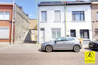<p><span>Gezinswoning met 3 slaapkamers op top locatie.</span></p><p><span>Deze gezinswoning met drie slaapkamers is ideaal gelegen aan de stadsrand van Lier, in een rustige en verkeersarme straat, op wandelafstand van winkels, scholen, bushaltes en de ringweg. Het charmante stadscentrum en de Lierse stadsvesten bevinden zich op slechts een kwartiertje afstand, wat deze locatie bijzonder aantrekkelijk maakt voor gezinnen en mensen die op zoek zijn naar een goede verbinding tussen rust en bereikbaarheid.</span></p><p><span>De woning zelf biedt heel wat potentieel en is gedeeltelijk gerenoveerd in 2020. Bij het betreden van de woning komt u in de inkomhal die toegang geeft tot een lichtrijke woonkamer. Aansluitend bevindt zich de geïnstalleerde keuken, van waaruit u de badkamer bereikt. Deze is uitgerust met een douchecabine en een wastafel. Aan de achterzijde is er een open ruimte die momenteel dienstdoet als terras met barbecue, maar eenvoudig kan worden ingericht als gezellige stadstuin.</span></p><p><span>Op de bovenverdieping vindt u een nachthal met toegang tot twee ruime slaapkamers. De zolderverdieping is volledig afgewerkt en kan perfect dienen als derde slaapkamer of extra leefruimte. De woning beschikt bovendien over een handige kelder met extra bergruimte.</span></p><p><span>Qua comfort en energiezuinigheid scoort deze woning goed: ze beschikt over </span><span>9 zonnepanelen van 430 Wp</span><span> (samen goed voor 3.870 Wp), </span><span>automatische rolluiken voor- en achteraan</span><span>, een </span><span>centrale verwarming op aardgas met een Junkers-brander</span><span>, en de </span><span>elektriciteit is conform</span><span> de huidige normen. De woning is bovendien </span><span>asbestveilig</span><span> en heeft een </span><span>gunstige EPC-score (klasse C)</span><span>.</span></p><p><span>Tot slot beschikt de woning over </span><span>aangelegde en omheinde buitenruimtes</span><span>, wat bijdraagt aan de privacy en het comfort.</span></p><p><span>Bent u op zoek naar een instapklare woning met potentieel op een topligging? Aarzel dan niet en boek snel uw bezoek via </span><span>Antress Vastgoed</span><span> misschien is dit wel de woning waar u al zo lang naar op zoek bent.</span></p>
