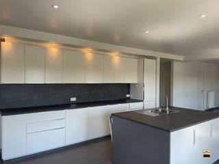 <p><span>Lichtrijk appartement met ruim terras en prachtig groen uitzicht over de Motvallei <br />in Borgloon met ondergrondse autostaanplaats en kelderberging<br />*EPC A </span></p><p><span>*Elektriciteit conform AREI</span><span><br /><br /></span><span>Op zoek naar een ruim en instapklaar appartement op een toplocatie? Dit prachtige appartement <br />op de 2de verdieping combineert comfort, uitzonderlijke ruimte en een uitstekende ligging op <br />wandelafstand van het centrum van Borgloon.<br /><br />De grote leefruimte van ca. 60 m² met open keuken geniet van een overvloed aan natuurlijke <br />lichtinval en creëert een aangename, open sfeer. De keuken is uitgerust met inductiekookplaat,<br />vaatwas en ingebouwde koelkast met vriesvak.<br /><br />Een absolute troef is het ruime terras van maar liefst 24 m², waar je in alle rust kan genieten <br />van een prachtig uitzicht op het groene landschap.<br /><br />Het appartement beschikt over twee slaapkamers: een ruime master bedroom van ca. 13 m² <br />met aansluitende dressing van ca. 6 m² en een tweede slaapkamer van ca. 11 m². Verder is <br />er een moderne badkamer voorzien van een stijlvolle inloopdouche en dubbele lavabo.<br /><br /></span></p><p><span>Extra praktisch comfort wordt voorzien dankzij een ruime berging van ca. 6,5 m²,<br />een privatieve kelderberging van ca. 5 m² en een ondergrondse autostaanplaats. <br /><br /></span><span>Bijkomende troeven:</span></p><ul><li><span>EPC A – energiezuinig wonen </span></li><li><span>Bouwjaar 2012 </span></li><li><span>Veel natuurlijke lichtinval </span></li><li><span>Ruime en open leefruimte </span></li><li><span>Ondergrondse autostaanplaats inbegrepen </span></li><li><span>Privatieve kelderberging </span></li><li><span>Groot zonnig terras met groen uitzicht </span></li><li><span>Zeer gunstige ligging vlakbij het centrum van Borgloon </span></li></ul><p><span> </span></p><p><span>Ideaal voor wie op zoek is naar een comfortabele, energiezuinige woning met ruimte en rust, <br />zonder in te boeten op bereikbaarheid.<br /><br /></span><span>Wenst U meer informatie over dit uitzonderlijke appartement of een bezichtiging?<br />Contacteer ons via 012 26 22 05 of info@hetimmohuis.be</span></p><p><span> </span></p>