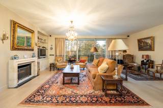 NIVEAU -12 autostaanplaatsen en 1 kelder (in de prijs begrepen).NIVEAU +2Appartement, ingedeeld als volgt:Inkomhal met garderobe en afzonderlijk...