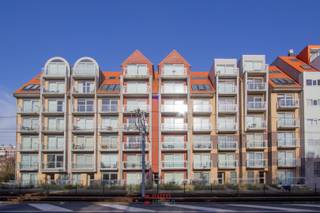 Zuidgericht ongemeubeld appartement met 1 slaapkamer en 1 slaaphoek & 2 terrassen! U hoeft niet langer te twijfelen: u vindt hier een leuke combinatie van wat u zoekt: zongerichtheid; recent gebouw en direct instapklaar. Residentie Elisa is gelegen tussen de Simliwijk en de winkelstraat van Nieuwpoort Bad, kortom de ideale uitval basis. Het appartement beschikt over een leefruimte met open keuken, aansluitend het zonnige terras, badkamer, slaaphoek, slaapkamer, terras achteraan en privatieve kelderberging nr. 41. <br />75 EUR voorschot syndicuskosten (vloerverwarming inbegrepen)<br />EPC = 179