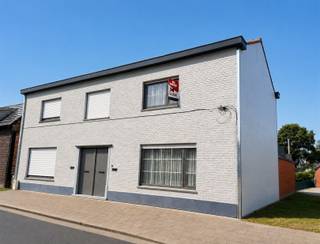 <p><span>Charmante woning met eigentijdse uitstraling, optimaal wooncomfort en heel energiezuinig dankzij de grondige totaalrenovatie. Dit alles op een idyllische locatie in Wachtebeke</span></p><p><span> </span></p><p><span>Op zoek naar jouw eigen thuis? Deze volledig gerenoveerde woning aan Overslag 58A in Wachtebeke combineert hedendaags wooncomfort met de rust en charme van een landelijke omgeving. Instapklaar, energiezuinig en met een gezellige tuin: hier kan je meteen je verhaal beginnen.</span></p><p><span> </span></p><p><span>Bij het binnenkomen verwelkomt de inkomhal je met een gastentoilet en een handige ingemaakte kast. Vervolgens kom je in de aangename leefruimte, waar een praktische schuifwand een flexibele ruimte creëert voor bijvoorbeeld een bureau, hobbyhoek of extra opbergruimte.</span></p><p><span>De open keuken sluit mooi aan bij de leefruimte en vormt het gezellige hart van de woning. Aansluitend bevindt zich een handige berging, met onder meer de aansluiting voor de wasmachine.</span></p><p><span>Op de eerste verdieping vind je een mooie eerste slaapkamer en een verzorgde badkamer. Vanuit de badkamer met douche is er toegang tot de tweede slaapkamer. Er is een zolderluik voor extra opbergruimte.</span></p><p><span>Ook buiten valt er heel wat te genieten. De woning beschikt over een gezellige tuin met achterpoortje, ideaal om op zonnige dagen te ontspannen of gezellig te tafelen.</span></p><p><span> </span></p><p><span>De woning werd volledig gestript en onderging een totaalrenovatie met zeer kwalitatieve materialen en nieuwe binnendeuren. Er is ook een volledig nieuw dak inclusief gootwerk, isolatie en afwerking in zwarte trespa.</span></p><p><span>Je geniet hier dan ook van een eigentijdse look & feel en het comfort van een woning waar je zonder grote werken kan intrekken.</span></p><p><span>Bovendien beschikt de woning over een top EPC-label B. De plaatsing van de zonnepanelen is reeds voorzien door de verkoper en is momenteel nog in uitvoering. De woning wordt dus verkocht met zonnepanelen, hybride omvormer en plaats voor een evt. thuisbatterij. Dit zal de huidige energiescore uiteraard nog eens verbeteren!</span></p><p><span> </span></p><p><span>De ligging in Overslag, Wachtebeke is een echte troef. Je woont hier in een idyllische, landelijke en rustige omgeving, met dat heerlijke gevoel van een gezellig dorp waar het leven nog net dat tikkeltje rustiger aanvoelt. Op wandelafstand bevind zich een heel goed aangeschreven basisschool.</span><span> </span></p><p><span>Ook voor jonge gezinnen en liefhebbers van buitenruimte is de omgeving bijzonder aangenaam. Recht tegenover de woning werd een nieuw pleintje aan de kerk aangelegd, met een bankje en een speeltuig. En parkeren? Dat kan gewoon gratis in de straat voor en achter het huis.</span></p><p><span>Kortom: een charmante, volledig gerenoveerde en instapklare woning met een eigentijdse uitstraling, een leuke tuin en een rustige, landelijke ligging. De ideale plek voor wie zijn eerste woonst zoekt en meteen wil genieten van comfort, sfeer en gezelligheid.</span></p><p><span> </span></p><p><span>Welkom thuis in Overslag 58A WACHTEBEKE!</span></p><p><span> </span></p><p><span>Voor meer info: contacteer vastgoedmakelaar </span></p><p><span>Bellina: BEL: 0471/200189 | MAIL: bellina@maximm.be</span></p>
