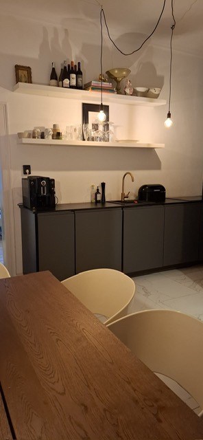 Deze herenwoning is opgedeeld in 3 woonunits en ligt op een toplocatie nabij de bruisende Langestraat te Oostende. Winkels, openbaar vervoer...