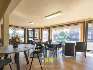 <strong>GELIJKVLOERSE HANDELSRUIMTE (140M²) TE NEEROETEREN.</strong><br /><br /><strong>TROEVEN</strong><br />- Handelsruimte van 140m².<br />- Ondergrondse autostaanplaats.<br />- Parkeergelegenheid aan de voorzijde.<br />- Gelegen op een hoekperceel, sterke visibiliteit<br /><br /><strong>TOONZAAL (140m²)</strong>: open ruimte voorzien van een apart bureau en toilet, laminaat, novilon, tapijt.<br /><br /><strong>EXTRA</strong><br />De naastgelegen woning is eveneens te koop en kan in 1 koop mee worden aangekocht. Zie advertentie voor de totaliteit: https://www.groepn.be/gebouw-voor-gemengd-gebruik-te-koop-in-maaseik/6959557.<br /><br />Bekijkt u deze advertentie via een aanverwante vastgoedsite, surf dan zeker naar onze website www.N78vastgoed.be voor een uitgebreide beschrijving en foto's. Meer info: +32 (0)89 86 18 88 of info@N78vastgoed.be.