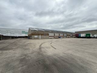 Magazijn van 485 m², vlakbij de N44 met een directe verbinding naar het op- en afritten complex E40. Op een kwartier van de E34/N49 richting Knokke/Zeebrugge of Antwerpen.<br /><br />Het magazijn heeft een vrije hoogte van 5 meter, en heeft geïsoleerd dak met lichtstraten, een automatische sectionale poort (5 x 5 m) met ervoor voldoende verharde manoeuvreerruimte. Verder beschikt deze over een polybetonvloer en is voorzien van verlichting en basis elektriciteit.<br /><br />Mogelijkheid tot een inpandig kantoort met sanitair.  <br /><br />Heeft u interesse of wenst u graag meer details over dit aanbod?<br />Aarzel dan niet om contact op te nemen met <strong>PANORAMA B2B</strong> voor bijkomende informatie, gedetailleerde plannen of om een vrijblijvend plaatsbezoek in te plannen. U kunt ons bereiken op het nummer 09 219 90 20.