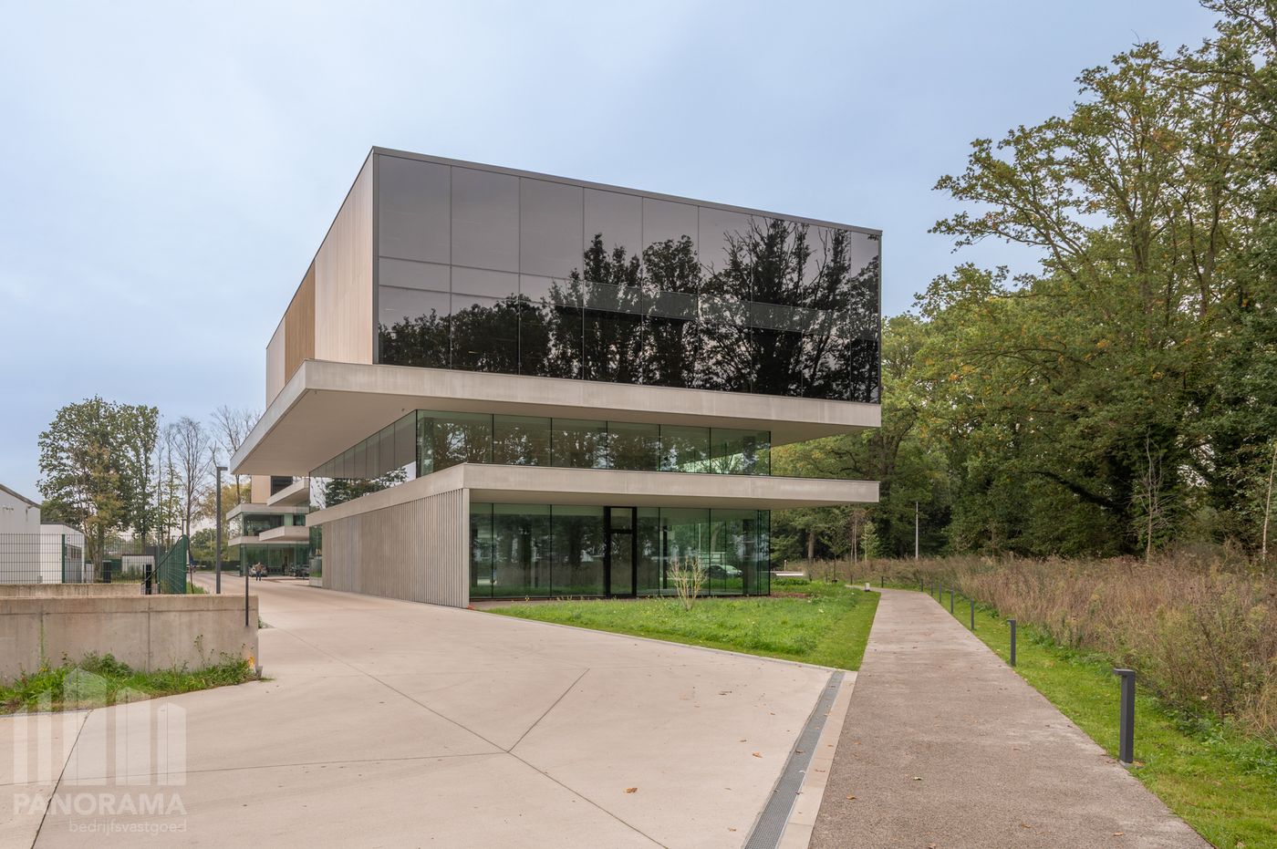 HIGH-END NIEUWBOUWKANTOREN OP TOPLOCATIE LANGS DE E40 TE OOSTKAMP - foto 2