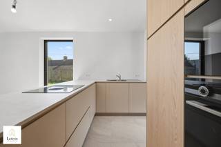 <strong>Exclusief gelijkvloers nieuwbouwappartement met uitzonderlijk ruim zonneterras</strong><br /><br />Bent u op zoek naar een stijlvolle woonst waar ruimte, comfort en energiezuinigheid centraal staan? Dan zal dit prachtige gelijkvloerse appartement in een kleinschalige residentie met slechts zes appartementen u ongetwijfeld bekoren.<br /><br />Dit hoogwaardig afgewerkte appartement onderscheidt zich door zijn hedendaagse architectuur, doordachte indeling en uitzonderlijk ruim terras, dat een naadloze overgang vormt tussen binnen en buiten. De royale leefruimte met grote raampartijen baadt in natuurlijk licht en sluit perfect aan op de moderne open keuken. Het ruime terras biedt alle mogelijkheden om in alle privacy te genieten van gezellige momenten met familie en vrienden.<br /><br />De woning beschikt over twee volwaardige slaapkamers, een stijlvolle badkamer en een apart gastentoilet. Dankzij de vloerverwarming in alle ruimtes, de energiezuinige warmtepomp en zes individuele zonepanelen geniet u van een optimaal wooncomfort en een bijzonder laag energieverbruik.<br /><br />De residentie is voorzien van een lift en combineert een rustige ligging met een uitstekende bereikbaarheid. Op wandelafstand vindt u het centrum met winkels, horeca en alle dagelijkse voorzieningen.<br /><br />Bij dit appartement is de aankoop van één ondergrondse autostaanplaats én één bovengrondse parkeerplaats verplicht, deze zijn inbegrepen in de prijs.<br /><br /><strong>Troeven van dit appartement:</strong>
<ul>
<li>Gelijkvloers appartement in een kleinschalige residentie met slechts 6 appartementen</li>
<li>Eigentijdse en kwalitatieve architectuur</li>
<li>Zeer ruim terras met optimale privacy</li>
<li>Lichtrijke leefruimte met grote raampartijen</li>
<li>Moderne open keuken</li>
<li>2 volwaardige slaapkamers</li>
<li>Stijlvolle badkamer en apart gastentoilet</li>
<li>Vloerverwarming in het volledige appartement</li>
<li>Energiezuinige warmtepomp en 6 individuele zonepanelen</li>
<li>Lift aanwezig</li>
<li>Rustige ligging op wandelafstand van het centrum</li>
<li>Onmiddellijk beschikbaar</li>
</ul>
Een ideale woongelegenheid voor wie op zoek is naar hedendaags wooncomfort, een energiezuinige woning en een uitzonderlijke buitenruimte op een rustige, maar centrale locatie.<br />