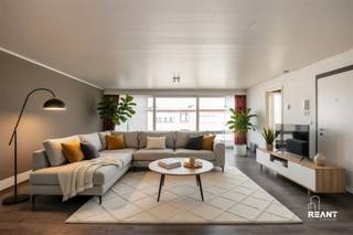 <p><span>Appartement met 2 slaapkamers op fijne locatie.</span></p><p><span>Dit instapklare appartement is gelegen op de bovenste verdieping (2e verdieping) van een kleinschalig gebouw aan de Parijslaan 165. Dankzij de gunstige ligging en praktische indeling is dit de ideale woonst voor starters, koppels of investeerders.</span></p><p><span>Indeling:</span></p><p><span>• Ruime en lichtrijke woonkamer van ca. 42 m² voorzien van laminaat een grote raampartij <br />• Functionele aparte keuken (ca. 6 m²) uitgerust met gaskookplaat en betegelde afwerking<br />• Nachthal met ingebouwde kast<br />• 2 volwaardige slaapkamers (beide aan de zuidzijde, voorzien van PVC ramen en vliegramen) (ca. 9 m²) <br />• Badkamer met douchecabine, keramische lavabo, meubelkast en spiegel (ca. 4 m²) <br />• Apart toilet (hangtoilet, volledig betegeld)</span></p><p><span><br />Comfort & voorzieningen:</span></p><p><span>• Veiligheidsdeur<br />• Individuele gasverwarming<br />• PVC ramen met schuifraam<br />• Laminaatvloer in het hele appartement<br />• Betegelde keuken en sanitaire ruimtes<br />• Branddetector aanwezig<br />• Water gemeenschappelijk</span></p><p><span>Extra info:</span></p><p><span>• Gelegen aan de voorgevel (noordwest georiënteerd)<br />• Appartement op de bovenste etage (V2 rechts)<br />• Nutsvoorzieningen (elektriciteit en gas) individueel<br />• Lage vaste kost zonder lift. <br />• Nabij parking en supermarkt <br />• Rustige woonwijk</span></p><p><span>Onmiddellijk beschikbaar </span></p><p><span>Dit appartement combineert comfort, lichtinval en een praktische indeling op een gunstige locatie.</span></p>