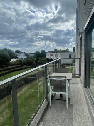 Een recent (BJ: 2017) en vooral perfect onderhouden en afgewerkt appartement in een rustige residentie. Het appartement is gelegen op de 2de verdieping (met lift) en omvat een inkomhal, apart toilet, 2 volwaardige slaapkamers, berging/wasplaats en een badkamer. De leefruimte omvat naast de woon-en eetkamer een volledig ingerichte open keuken, is voorzien van grote raampartijen rondom en geeft uit op een aangenaam hoekterras.  Een ruime autostaanplaats is ter beschikking beneden net als een ruime kelderberging. Huurprijs: 875 €/maand + 75 € syndickosten: 950 € in totaal. Beschikbaar uiterlijk 1 november 2026.