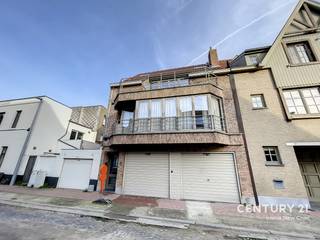 Dit duplex- appartement is gelegen op de tweede verdieping en bevat een terras aan zowel de voor- als achterkant.<br />In de woonkamer is het zeer gezellig vertoeven door de aanwezigheid van de gashaard en parketvloer.<br /><br />Indeling: inkomhal met afzonderlijk toilet, lichtrijke woonkamer met open keuken en aansluitend de twee terrassen, badkamer met douche en ligbad, op het verdiep zijn twee slaapkamers elk met ingemaakte kasten. Daarnaast is er de mogelijkheid om op het gelijkvloers een wasmachine en droogkast te plaatsen.<br /><br />Er dienen geen gemeenschappelijke kosten betaald te worden wat een zeer grote troef is aan dit appartement!<br /><br />Een ZEER gezellig appartement!!