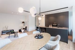 Volledig vernieuwd appartement op een prachtige groene locatie aan de Beukenlaan, vlak bij Park Den Brandt en het Nachtegalenpark. Je woont hier rustig en residentieel, terwijl het Zuid, het centrum en de belangrijkste in- en uitvalswegen vlot bereikbaar zijn.<br /><br />Het appartement werd van kop tot teen gerenoveerd met aandacht voor kwaliteit, comfort en een tijdloze afwerking. De lichte eiken parketvloer, zwarte accenten en het groene uitzicht zorgen voor een warme en moderne uitstraling.<br /><br />Het ruime leefgedeelte biedt alle plaats voor een mooie eetkamer en gezellige zithoek. Aansluitend bevindt zich de open leefkeuken in mat zwart, met Dekton werkblad en groot kookeiland. Miele-inbouwtoestellen en een BORA-kookplaat met geïntegreerde afzuiging maken de keuken compleet.<br /><br />Verder beschikt het appartement over twee volwaardige slaapkamers en een mooi afgewerkte badkamer met keramische travertintegels, een meubel in notelaar met Corian werkblad en een ruime inloopdouche.<br /><br />Ook op vlak van comfort werd aan alles gedacht, met nieuwe ramen, nieuwe radiatoren met individuele regeling en een inbraak- en brandwerende inkomdeur.<br /><br />Een privatieve kelderberging is inbegrepen en er is mogelijkheid om een autostaanplaats in het gebouw aan te kopen.<br /><br />Kortom: een ruim en volledig vernieuwd appartement waar je zonder zorgen kan intrekken. Een mooie combinatie van ruimte, comfort en kwaliteit op een prachtige locatie in Antwerpen.<br /><br />Epc: B, P-score: A, G-score: A, Stedenbouwkundige gegevens in aanvraag