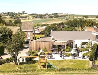 <p><strong>Opportuniteit: PRACHTIGE HORECAZAAK in de Vlaamse Ardennen</strong> met landelijk zicht en uitstekende passage van fietsers en wandelaars! Dit <strong>kwalitatief totaal gerenoveerd eetcafé (2023)</strong> combineert charme, professionele uitrusting en een topligging met vrij uitzicht.</p><p><strong>INDELING:</strong><br />Sfeervol en lichtrijk eetgedeelte met <strong>afgewerkte bar</strong>, volledig geïnstalleerde <strong>professionele keuken</strong>, bijkeuken/berging en <strong>5 nette toiletten</strong>. Buiten geniet u van een <strong>charmant aangelegd terras</strong>, een <strong>leuke tuin met speeltoren</strong> en een <strong>grote parking vooraan</strong> (±10 plaatsen). Er is tevens een <strong>garage</strong> aanwezig en <strong>mogelijkheid tot woonst boven de zaak</strong>.</p><p><strong>Wat maakt dit pand uniek?</strong><br />♦ totaalrenovatie (nieuw dak, nieuwe elektriciteit – conform, dubbele beglazing, centrale verwarming op gas)<br />♦ EPC <strong>B</strong> – kwalitatieve materialen en afwerking<br />♦ professionele keuken (overname keuken, inboedel en handelsfonds: <strong>€110.000</strong>)<br />♦ veel passage – ideale ligging met vrij en landelijk zicht<br />♦ ruim terras en kindvriendelijke tuin<br />♦ grote parking – instapklare horecazaak met uitstraling</p><p><strong>Voor wie is dit pand ideaal?</strong><br />♦ Voor horeca-uitbaters die willen starten zonder grote renovatiekosten.<br />♦ Voor ondernemers die mikken op toerisme, fietsers en wandelaars.<br />♦ Voor wie wonen en werken wil combineren op een toplocatie.</p><p>Bezoek na afspraak met <strong>Immo Beguin</strong>, jouw vastgoedexpert sinds 2009.<br />✉️ <strong>info@immobeguin.be</strong></p>