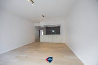 Ontdek dit instapklare appartement met 2 slaapkamers op de tweede verdieping van residentie Palace, ideaal gelegen in het bruisende centrum van Oostende. Dankzij de centrale ligging bevinden winkels, restaurants, openbaar vervoer en het strand zich op wandelafstand, wat zorgt voor een uitstekende combinatie van comfort en bereikbaarheid. Het appartement beschikt over een lichtrijke leefruimte met een aangename indeling. De open keuken is functioneel ingericht en sluit mooi aan op de leefruimte. Verder zijn er 2 ruime slaapkamers en een verzorgde badkamer aanwezig, waardoor u meteen kan genieten van uw nieuwe woonst zonder bijkomende werken. Als extra troef beschikt het appartement over een privatieve kelderberging, ideaal voor extra stockageruimte. Of u nu op zoek bent naar een vaste woonplaats, tweede verblijf aan zee of een interessante investering, dit appartement biedt heel wat mogelijkheden. Contacteer ons vandaag nog voor meer informatie of een bezoek ter plaatse.