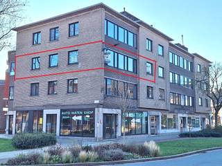 <p><span>Bijzonder ruim 3 slaapkamer appartement aan UZ met autostaanplaats.</span></p><p><span> </span></p><p><span>Dit hoekappartement is gelegen op de tweede verdieping van een gebouw met 3 bouwlagen.</span></p><p><span> </span></p><p><span>Bestaande uit:</span><span> </span></p><p><span>Inkomhall, een heel ruim leefgedeelte met veel lichtinval door de ramen over de ganse breedte. Aansluitend een ingerichte keuken, een apart bezoekerstoilet, een badkamer met inloopdouche, lavabo, bidet en toilet. Vloerverwarming in de badkamer, alsook aansluiting voor een wasmachine.</span></p><p><span>Verder zijn er drie slaapkamers (resp. 12 m², 15 m² en 17 m²). </span></p><p><span>In de gang bevinden zich nog praktische bergingen.</span></p><p><span>Keuken is volledig ingericht met vitrokeramische kookplaat met afzuigkap, een elektrische oven, een ingebouwde frigo met apart freezergedeelte onderaan, en een vaatwasser. </span></p><p><span>In de prijs inbegrepen : een open staanplaats in de ondergrondse garage (met automatische poort)</span></p><p><span>Ook is er een kelderberging. Lift. Videofoon.</span></p><p><span>Totale bew. opp. : +/- 120 m²</span></p><p><span> </span></p><p><span>Het appartement is pal aan de vroegere hoofdingang van het UZ aan de De Pintelaan.</span></p><p><span>Nabijheid scholen en openbaar vervoer, met oa tramhalte voor de deur.</span></p><p><span>Oprit E-17 (UZ-Gent) op 500 mtr.</span></p><p><span>Nabijheid handel allerhande (kleinhandel, Delhaize Sterre,etc...).</span></p><p><span> </span></p><p><span>Ligging pand : Zwijnaardesesteenweg 481 (Residentie Steenakker) te 9000 GENT.</span></p><p><span> </span></p><p><span>Vraagprijs: € 395.000 € (met verplicht aan te kopen staanplaats aan 25.000 €) </span></p><p><span>EPC : 222 kWh/m² / Label C / UC :3759617-RES-1</span></p><p><span>Asbestveilig</span></p><p><span>Wg/Gvkr/Gvg/Gom/</span></p><p><span> </span></p><p><span>Bezoek: enkel mogelijk via telefonisch afspraak via Immo-Eden - T 09 222 00 63</span></p><p><span>Beschikbaar: bij akte </span></p><p><span> </span></p><p><span>Status van dit appartement: bekijk de status van dit pand op onze website www.immo-eden.be. </span></p>