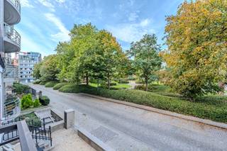 Appartement met twee slaapkamers te koop langs het Prinses Clementinaplein, in de residentie Wimbledon. Zee en strand liggen op wandelafstand,...