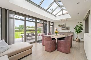 Op zoek naar een instapklare woning met karakter, ruimte en hedendaags comfort? Deze charmante open bebouwing werd volledig gerenoveerd vanaf 2013 en combineert een warme uitstraling met kwalitatieve afwerking en een uitzonderlijke ligging op een perceel van 10 are.<br /><br />De recent gerenoveerde aanbouw (± 1 jaar geleden) zorgt voor extra wooncomfort. De kwalitatieve keuken is uitgerust met een granieten werkblad, een Boretti-gasfornuis en een Amerikaanse koelkast. Doorheen de woning vindt u tal van ingemaakte kasten, waardoor bergruimte nooit een probleem is. Ook de raamdecoratie is inbegrepen.<br /><br />Qua comfort is deze woning volledig uitgerust met centrale verwarming op aardgas, airconditioning, een gezellige haard, een Verisure-alarmsysteem, zonnepanelen en rolluiken op de dakvensters. Dankzij deze voorzieningen geniet u van een energiezuinige en veilige woonomgeving (EPC C).<br /><br />Buiten geniet u van een stijlvol terras in blauwe steen en een prachtig, open zicht op het omliggende groen. Naast de garage beschikt deze woning over een carport die een extra overdekte parkeergelegenheid biedt. Achteraan is er een plaats voorzien voor het stallen van een aanhangwagen, deze is toegankelijk via een private weg. <br /><br />Een unieke kans voor wie op zoek is naar een verzorgde woning met charme, privacy, hoogwaardige afwerking en een uitzonderlijke buitenbeleving.<br /><br />Meer info: arno@woonvast.be of 0478 44 20 90