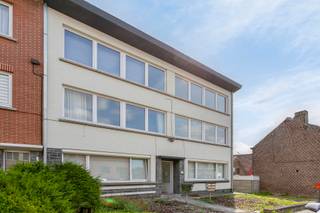 <p><strong>Stijlvol gelijkvloers appartement met één slaapkamer te Dilbeek !</strong> <br /><br />Dit aangename gelijkvloers appartement maakt deel uit van een kleinschalige, goed onderhouden mede-eigendom en geniet van een uitstekende, centrale ligging in het centrum van Dilbeek, op wandelafstand van winkels, openbaar vervoer en het park. <br />Dankzij de gunstige ligging en de praktische indeling vormt dit appartement zowel een ideale eigen woonst als een interessante investering.</p>
<p>Via de inkomhal betreedt u de lichtrijke en gezellige woonkamer. Aansluitend bevindt zich de volledig geïnstalleerde open keuken, uitgerust met onder andere een vaatwasser, koelkast en diepvries. Vanuit de keuken is het terras met praktische berging bereikbaar. <br />Het appartement beschikt over één ruime slaapkamer, een badkamer met inloopdouche en een afzonderlijk toilet. <br /><br />Daarnaast is er extra bergruimte voorzien op de zolder/mezzanine, wat zorgt voor bijkomend comfort.<br /><br />Bijkomend geniet u hier van een gunstig EPC-attest (label C), mede dankzij de recente collectieve gasketel, een conforme elektrische installatie en een asbestveilig attest. <br /><br />Kortom, een instapklaar en praktisch ingedeeld appartement met veel troeven, op een gegeerde en centrale locatie in Dilbeek.<br /><br /><strong>Interesse? </strong>Plan uw bezoek vandaag nog via onze website van Living Stone !</p>