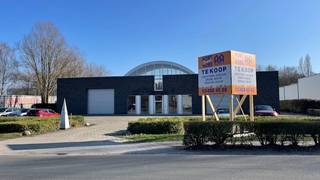 Dit vrijstaande gebouw, ontworpen door architect Jo Crepain, is gelegen in Niel (Boom) en dateert uit 1991 en verder uitgebouwd in 1995. Met een perceeloppervlakte van 4665 m² en een bruikbare ruimte van 2952 m² binnen biedt deze industriebouw veel mogelijkheden voor verschillende soorten industriële projecten of ambachten. <br /><br />Het atelier is ruim opgezet en biedt veel natuurlijk licht, waardoor het een inspirerende omgeving is om in te werken. Met zijn industriële uitstraling en hoge plafonds is er veel ruimte voor de maak- of opslag sector .<br /><br />De ligging in Niel is ideaal voor ondernemers die op zoek zijn naar een makkelijke bereikbaarheid voor klanten, leveranciers of personeel. Gelegen in de gouden KMO driehoek van Antwerpen-Brussel-Sint Niklaas in industriepark Krekelenberg nabij BOOM , aan de oprit van de A 12 en de Rupel.<br /><br />Het gebouw is eigentijds met gepolierde betonvloeren, stalen draagstructuren met lichtstraten, met een nieuw geïsoleerd dak sinds 2018; met een kantoor en vergaderruimte in de mezzanine, alsook modern confort voor het personeel ( douches-toiletten-refter-buitenruimten). Voor de leveranciers en de klanten zijn er hoge sectionale poorten, brandcentrale, eigen hoogspanningslokaal, eventueel verfspuitkabine en droogkabine, kortom multifunctionele werkomgeving.