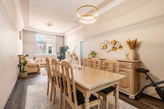 <p>Karaktervolle herenhuis in het centrum van Gent.</p>
<p>Deze gesloten woning uit het begin van de 20ste eeuw combineert authentieke charme met een ruime en praktische indeling. Gelegen aan de Tolhuislaan in Gent geniet u van een centrale ligging nabij scholen, openbaar vervoer, het station, parken en het ziekenhuis. De woning beschikt over vier volwaardige slaapkamers, een ruime leefruimte en een opvallend grote keuken van 37 m² met kasten en toestellen. Ook de comfortabele badkamer met ligbad én inloopdouche zorgt voor extra wooncomfort. Dankzij het EPC-label C biedt deze woning bovendien een interessante energieprestatie.</p>
<p> </p>
<p>Belangrijkste ruimtes:<br />• Ruime woonkamer (28 m²) met aangename leefruimte<br />• Grote keuken (37 m²) met kasten en toestellen<br />• Badkamer (20 m²) met ligbad, inloopdouche, toilet en aansluitingen voor wasmachine en droogkast<br />• Apart toilet met handenwasser<br />• Vier slaapkamers, waaronder een kamer met airco en een slaapkamer met ingemaakte kasten<br />• Terras (12 m²) ideaal voor een gezellig buitenmoment<br />• Koer (9,25 m²)</p>
<p>Troeven:<br />• Centrale ligging in Gent nabij scholen, station en openbaar vervoer<br />• Vier slaapkamers en ruime volumes<br />• Authentieke woning met EPC-label C</p>
<p> </p>
<p>Neem vandaag nog contact op voor een bezoek.</p>
<p>JOUW DROOMHUIS. ZO GEVONDEN!</p>