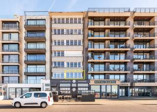 <p><strong>Koksijde-Zeedijk, Residentie Capricorne, Appartement met 2 slaapkamers en frontaal zeezicht, 1e verdieping met lift. </strong></p>
<p>Het appartement bestaat uit: inkomhall, ruime woonkamer met prachtig zeezicht, open en volledig ingerichte keuken, 2 ruime slaapkamers, badkamer met inloopdouche en wastafel en afzonderlijk toilet. De verwarmingsketel werd recent vernieuwd en het appartement wordt bemeubeld verkocht. Mogelijkheid tot het aankopen van een garage in de buurt aan €55.000.<br /><br /><strong>Het appartement is heel centraal gelegen op de Zeedijk is in goede staat. Ideaal als tweede verblijf of opbrengsteigendom (vakantieverhuur).</strong></p>
