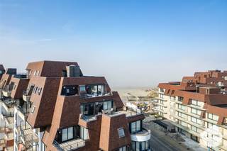 Deze perfect afgewerkte penthouse bevindt zich in de mooie residentie 'Long Island' te Oostduinkerke.Dankzij haar uitstekende ligging op Groenendijk...