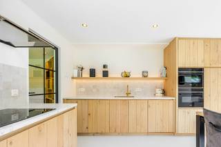 ALLEENSTAANDE VILLA omgeven door groen, mooi rustig gelegen, nabij centrum Leffinge. Deze woning heeft een knappe grondoppervlakte van 800 m² en beschikt maar liefst over 245 m² bewoonbare oppervlakte!<br />Op het gelijkvloers komen we via toegangspoort op de ruime oprit terecht, ideaal voor auto’s, maar ook caravan/mobilhome onder de hoge carport gestald kunnen worden.<br />Binnen beschikt men over een ruime inkom met gastentoilet, modieuze BUREAU of gelijkvloerse slaapkamer, TRENDY LIVING met zicht naar de tuin, PRACHTIGE KEUKEN volledig ingericht met toestellen en eetruimte, handige aanpalende berging en HOGE GARAGE of ATELIER van 30 m².<br />Boven zijn er 3 ruime slaapkamers, badkamer met ligbad en douche, berging (kan als dressing) & praktische bergzolder.<br /><br />GROTE ZONNIGE TUIN, uitgestrekt TERRAS, grote oprit, fietsenberging, hoge carport,…<br />Er is ingezet op ENERGIEZUINIG woning, door de aanwezigheid van ZONNEPANELEN mét thuisbatterij, AIRCO, zonnescreens, ZONNEBOILER, wat een mooi label B oplevert!<br />De LOCATIE, de rust, de ruimte, de LICHTINVAL, maakt van dit aanbod een absolute CATCH!<br /><br />EPC 197 kWh/m² UC2969126, energielabel B (voor plaatsing zonnepanelen en airco!)<br />