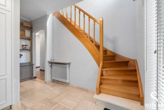 Deze ruime woning is gelegen op een perceel van 1.164 m² en beschikt over een bewoonbare oppervlakte van maar liefst 230 m². Hier geniet u van...